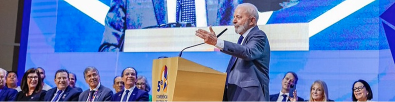 Lula discursa para plateia